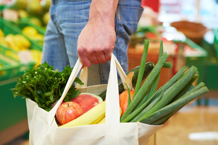 Mann mit Beutel im Supermarkt