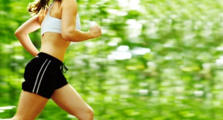 mujer corriendo bosque