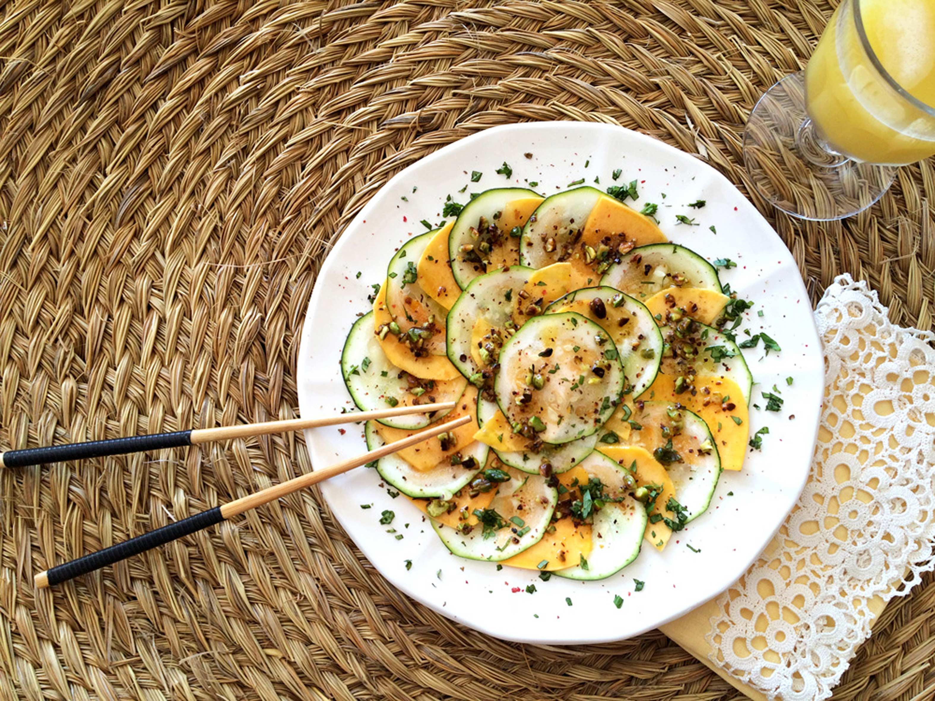 Carpaccio con vinagreta de pistachos