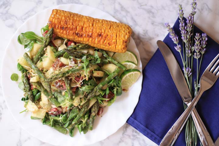 Ensalada refrescante con salsa de menta y coco