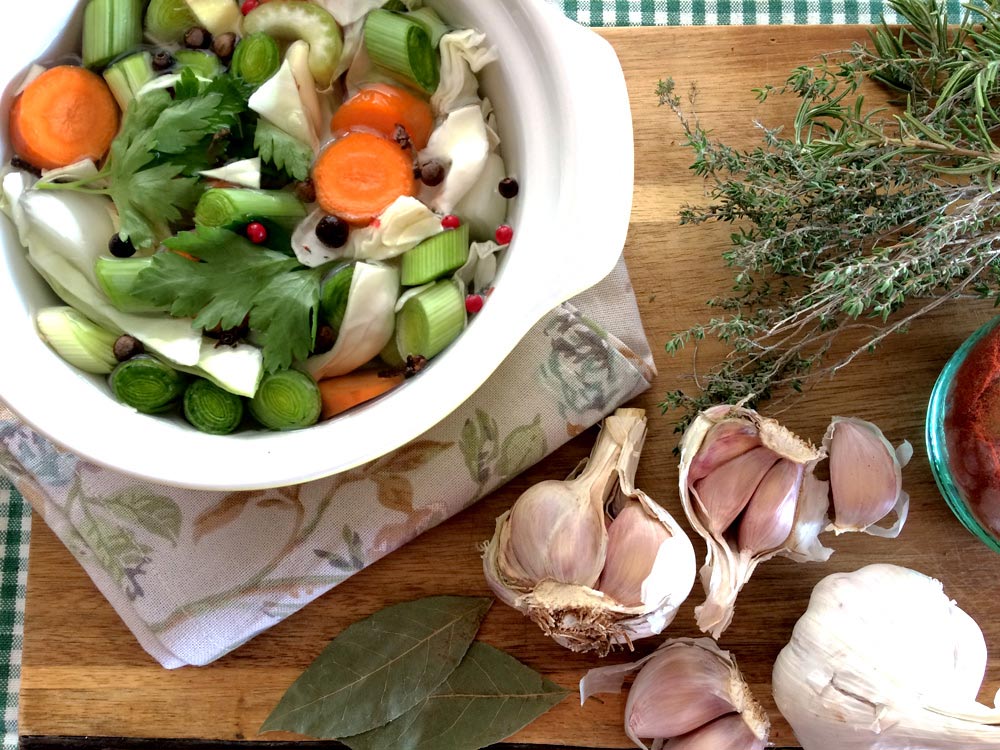 Ingredientes preparados para sopa de ajo