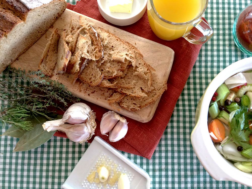 Pan con sopa de ajo