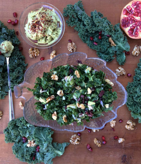 Receta de ensalada de kale macerada con salsa de aguacate