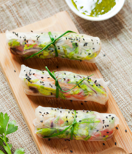 Receta de rollitos de esqueixada de bacalao con salsa de albahaca