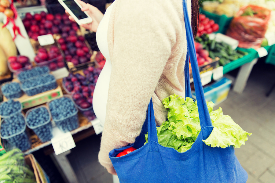 Mujer embarazada comprando en el mercado