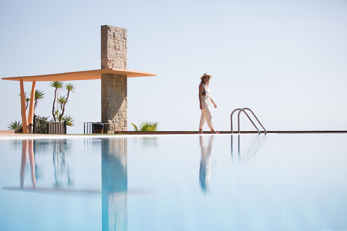 Piscina del Hotel Santa Marta. Comida mediterránea y vegetariana en la Costa Brava