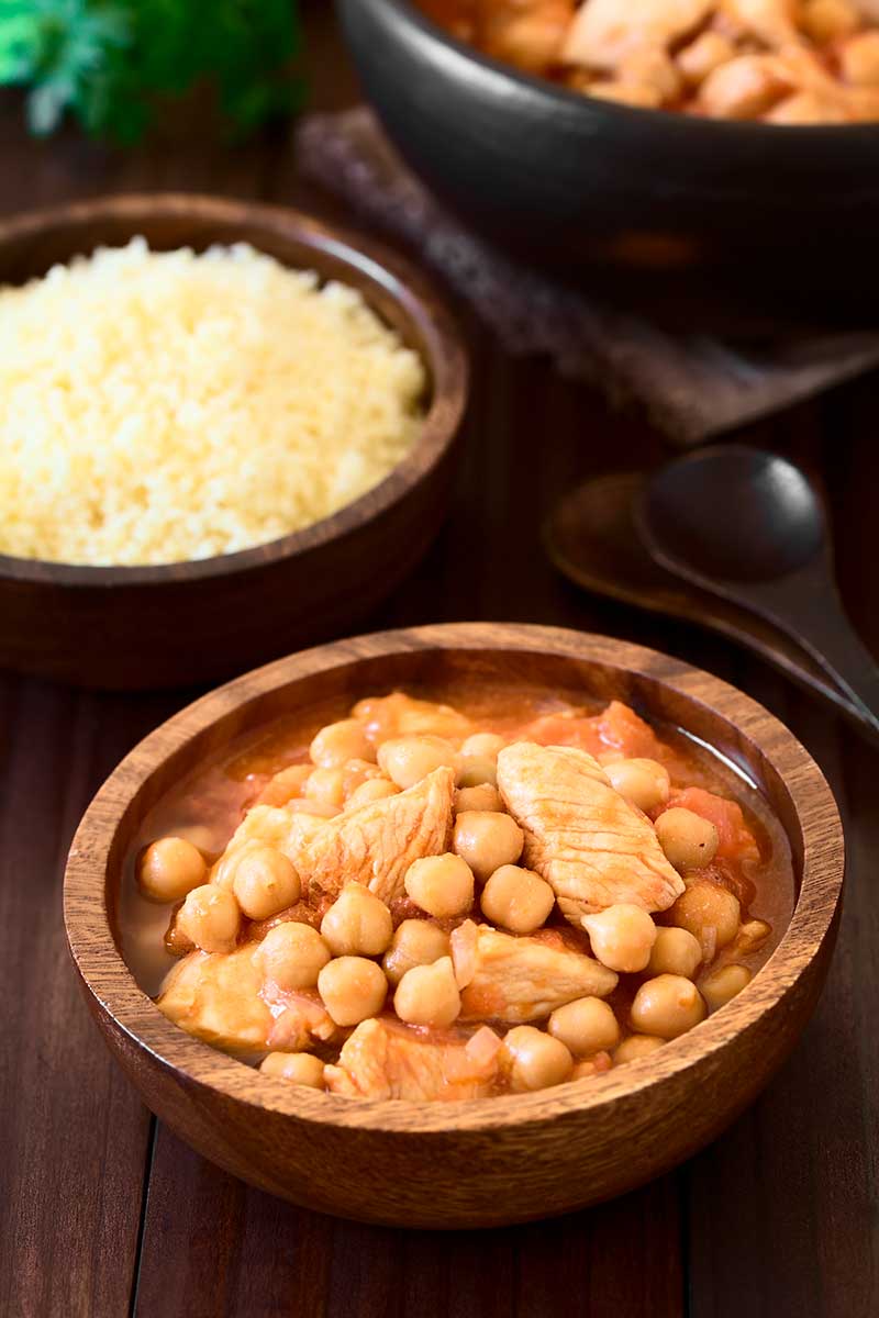 Guiso de garbanzos, verduras y pollo