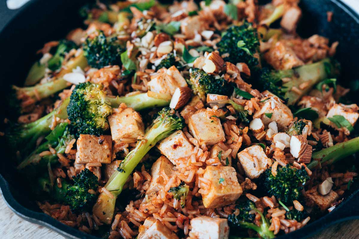 Arroz basmati salteado con brócoli y tofu ahumado Isa Delicias Kitchen