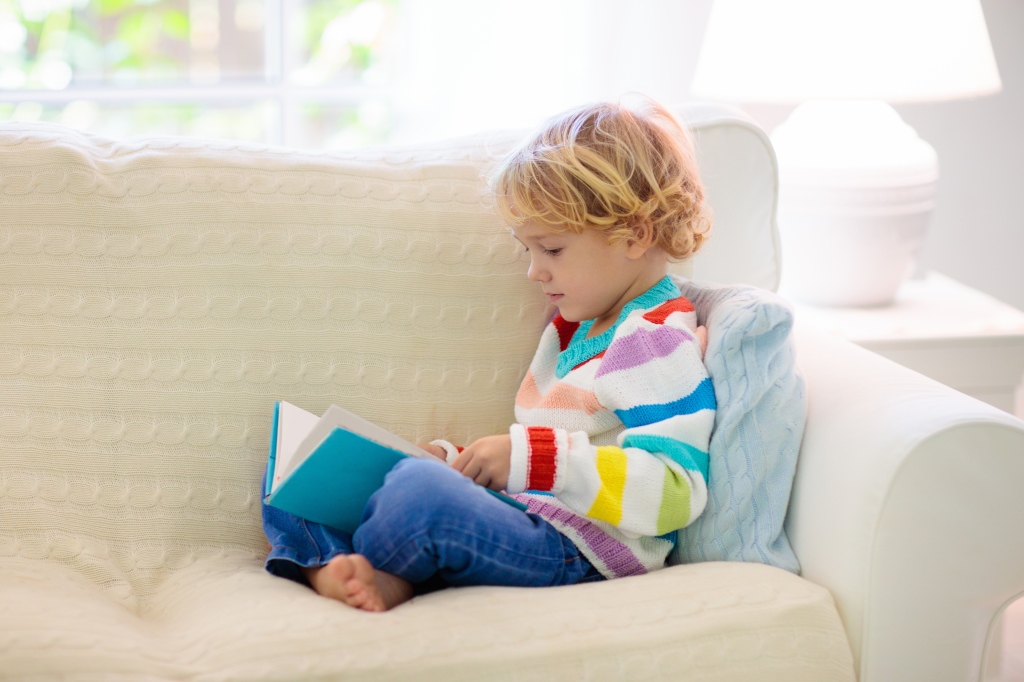 Niño leyendo tranquilamente