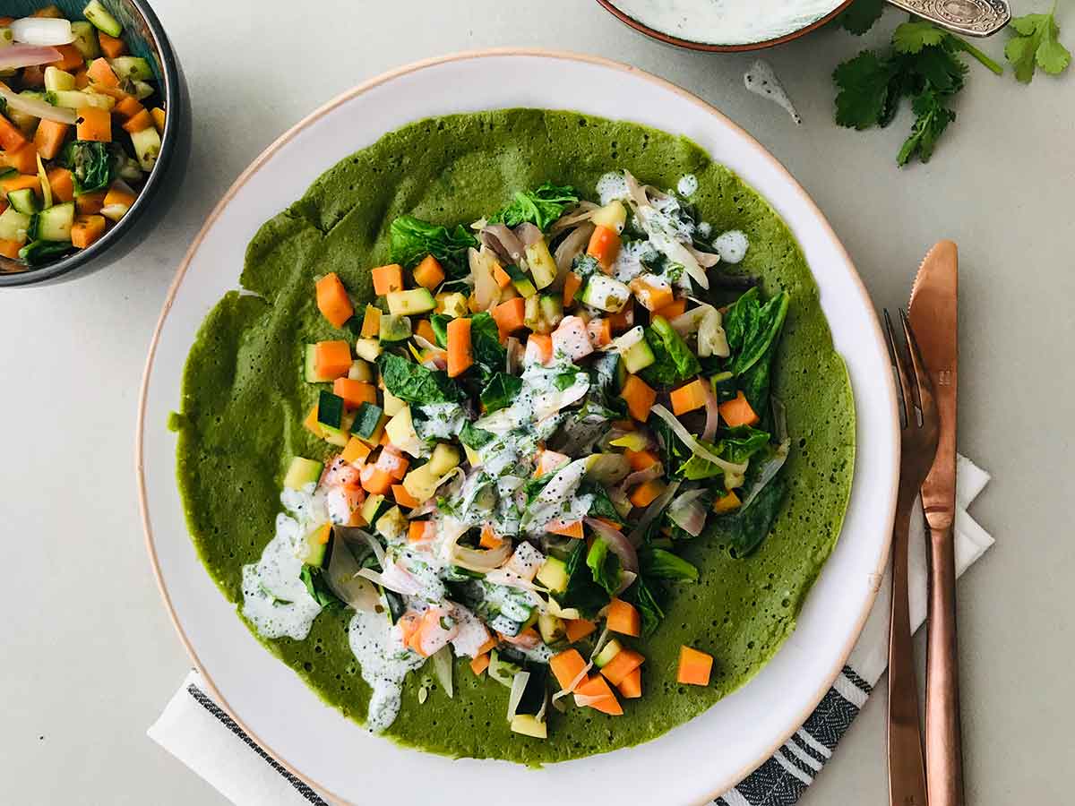 Crep de guisantes con verduras dulces y salsa de kéfir