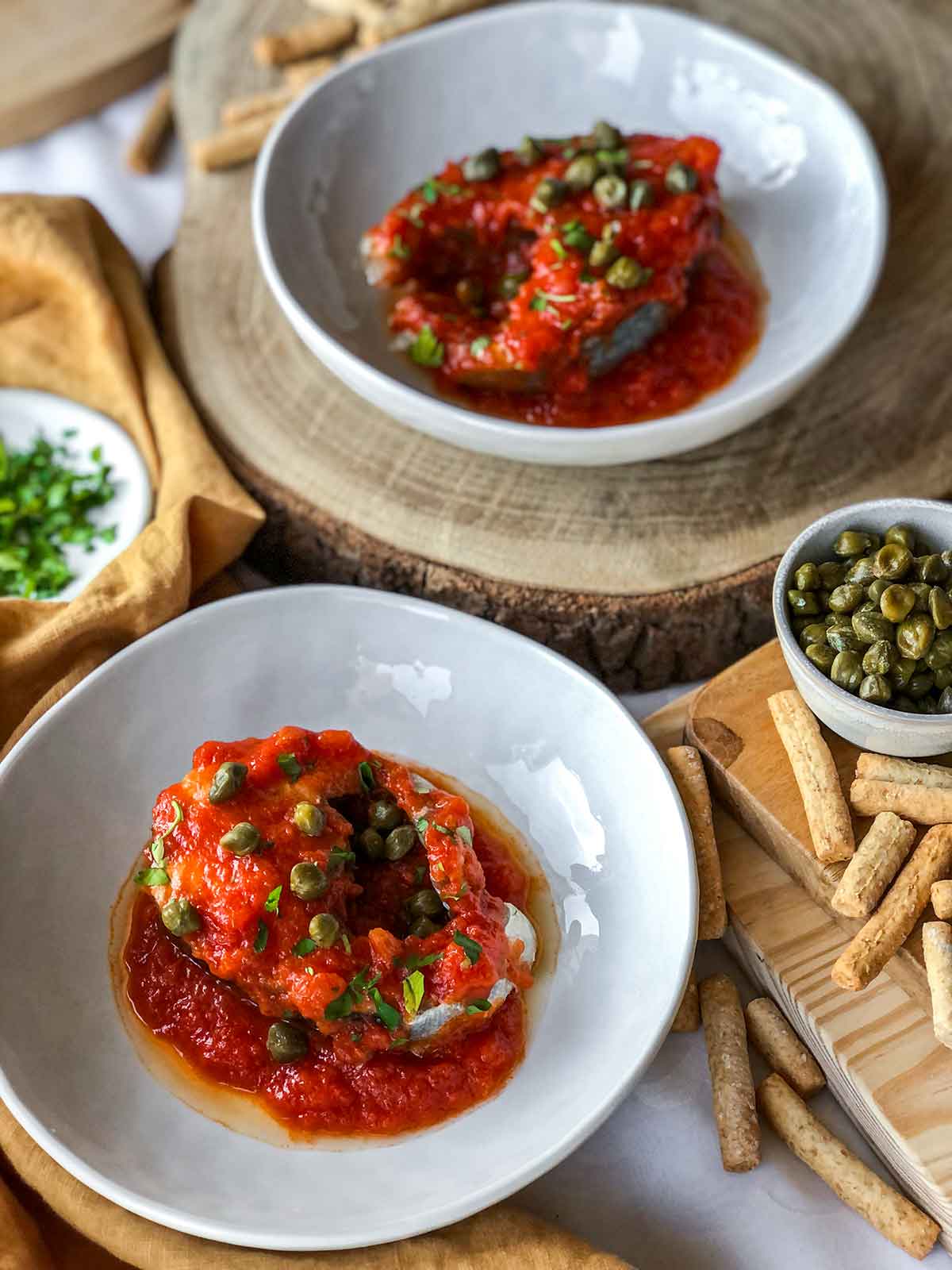 Bacalao con salsa de tomate y alcaparras