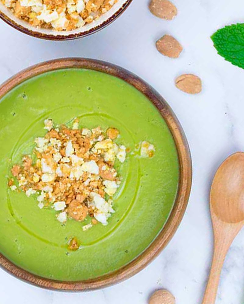 Crema de guisantes con picadillo de huevo duro y almendra