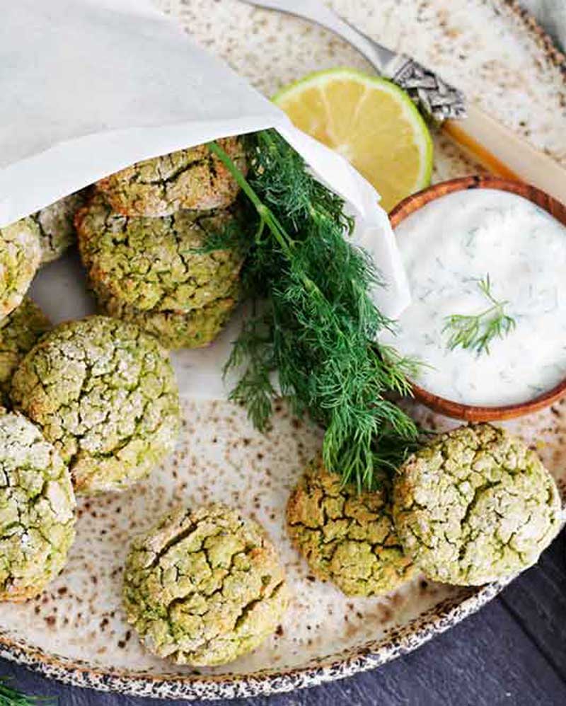 Falafels de garbanzos y guisantes con labneh al eneldo