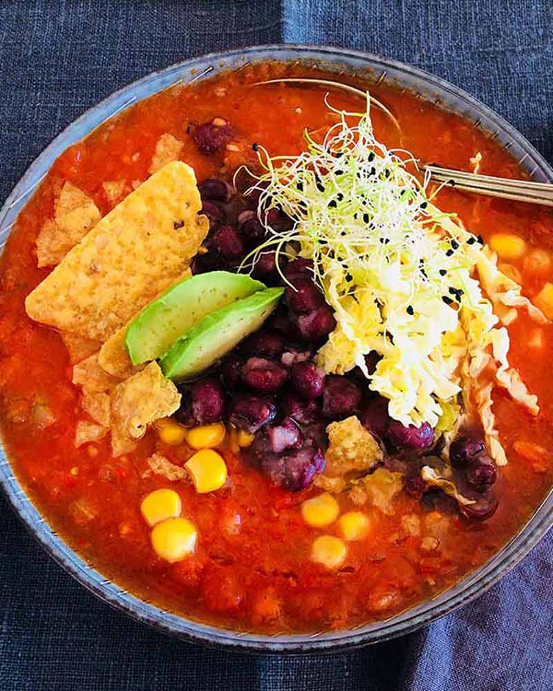 Sopa de tomate y azukis con tortillas crujientes