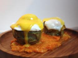 Huevos Benedict sobre alcachofa con puré de calabaza asada y salsa holandesa