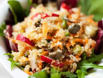 Ensalada crujiente de quinoa real y alcaparras