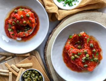 Bacalao con salsa de tomate y alcaparras