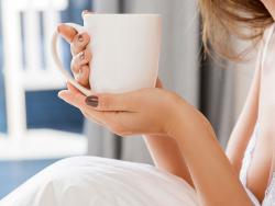 ¿Es bueno consumir té o café a primera hora de la mañana?