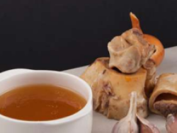 Caldo de huesos (sin verduras) de Marc Vergés