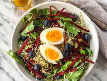 Ensalada antioxidante con salmón salvaje o tempeh de garbanzos