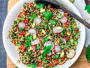 Ensalada de quinua con salsa verde