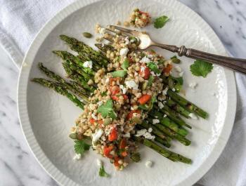 Espárragos con ensalada de trigo sarraceno