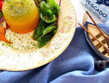 Flan refrescante de caldo de pescado, algas y salsa ligera de romesco