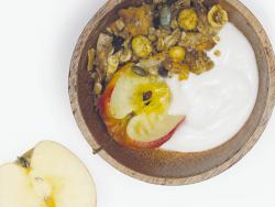 Granola casera con yogur de coco y manzana cocida