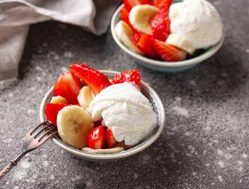 Helado de plátano y fresas