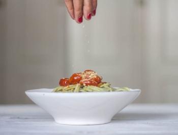 Espaguetis sin gluten con pesto genovés y salteado picante de tomates