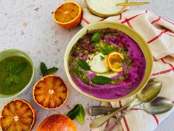 Crema de lombarda y naranja sanguina con pesto de menta