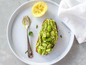 Paté de aguacate y edamame sobre tostada