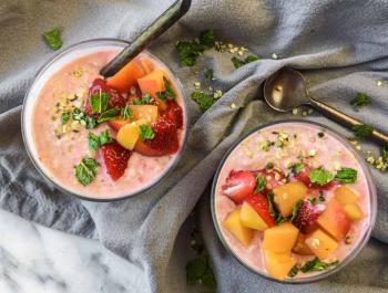Porridge frío con fresas y albaricoques