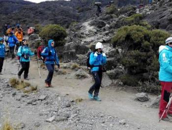 Coronan el Kilimanjaro para hacer visible la superación del cáncer