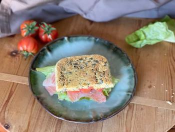 Sándwich ‘low carb’ con tomate rosa, lechuga y salmón ahumado