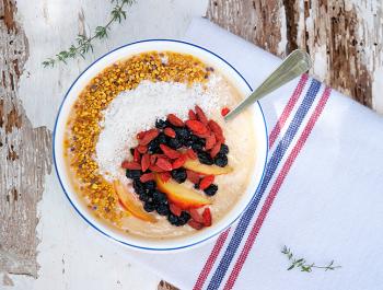 Smoothie bowl con bayas y superalimentos