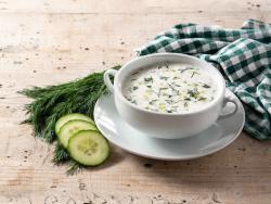 Sopa fría de pepino y yogur de coco