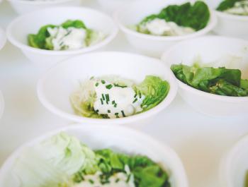 Tacos de lechuga con aguacate, chucrut y salsa tártara