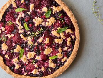 Tartaleta de frutos del bosque con crumble de cardamomo y ralladura de limón