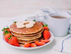 Tortitas de avena y plátano con mantequilla de almendras